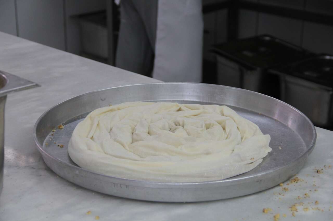 Muğla’nın Geleneksel Lezzeti: Saraylı Tatlısı Özlem Pastaneleri ile Türkiye’ye Ulaşıyor 9